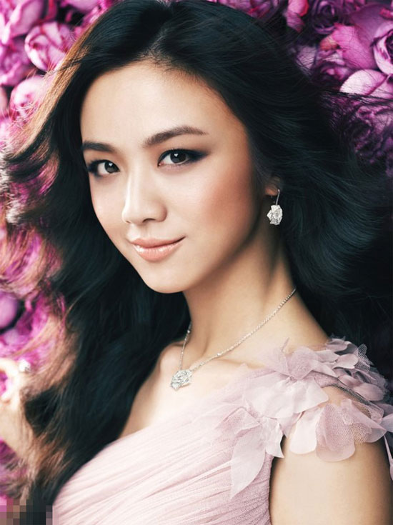 Mỹ nhân sắc giới sinh tươi bên hoa